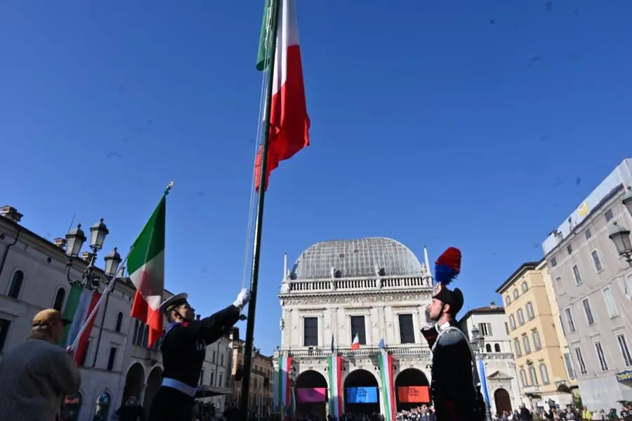 Oggi, 4 novembre alle 10 in Piazza della Loggia, si è svolta la celebrazione ufficiale della ricorrenza, alla presenza delle massime autorità civili, religiose e militari, dei Labari delle associazioni combattentistiche e d’Arma, dei Gonfaloni della Provincia e del Comune di Brescia e di una rappresentanza di studenti delle scuole locali