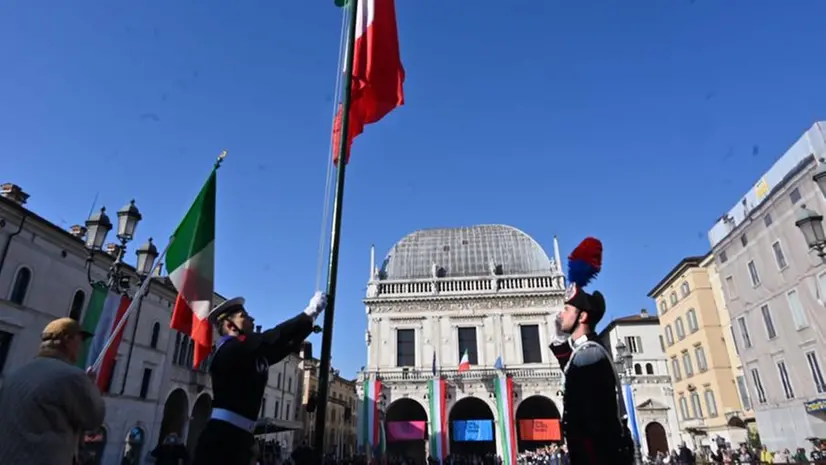 Oggi, 4 novembre alle 10 in Piazza della Loggia, si è svolta la celebrazione ufficiale della ricorrenza, alla presenza delle massime autorità civili, religiose e militari, dei Labari delle associazioni combattentistiche e d’Arma, dei Gonfaloni della Provincia e del Comune di Brescia e di una rappresentanza di studenti delle scuole locali