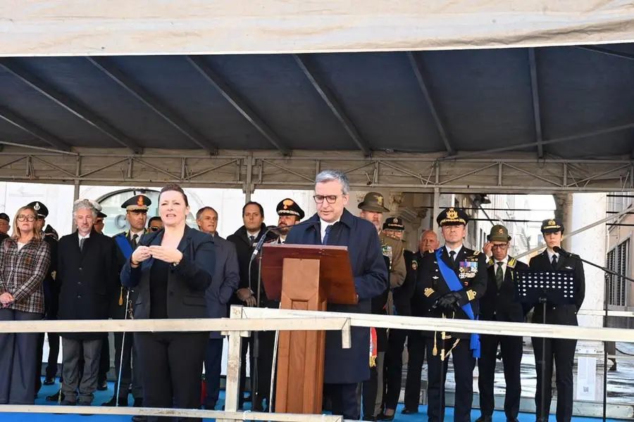 Oggi, 4 novembre alle 10 in Piazza della Loggia, si è svolta la celebrazione ufficiale della ricorrenza, alla presenza delle massime autorità civili, religiose e militari, dei Labari delle associazioni combattentistiche e d’Arma, dei Gonfaloni della Provincia e del Comune di Brescia e di una rappresentanza di studenti delle scuole locali