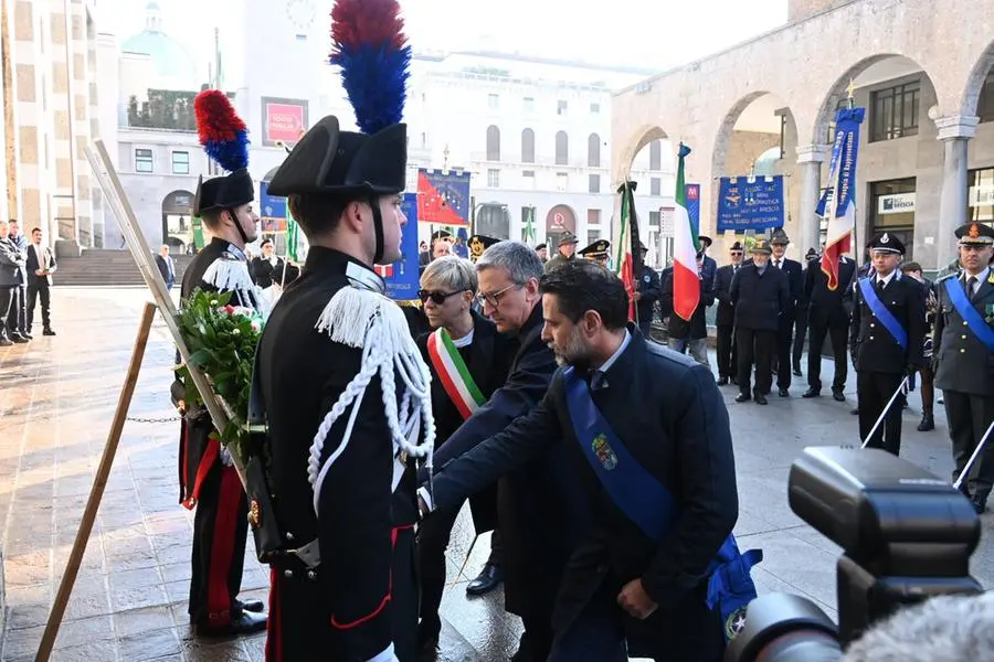 Oggi, 4 novembre alle 10 in Piazza della Loggia, si è svolta la celebrazione ufficiale della ricorrenza, alla presenza delle massime autorità civili, religiose e militari, dei Labari delle associazioni combattentistiche e d’Arma, dei Gonfaloni della Provincia e del Comune di Brescia e di una rappresentanza di studenti delle scuole locali