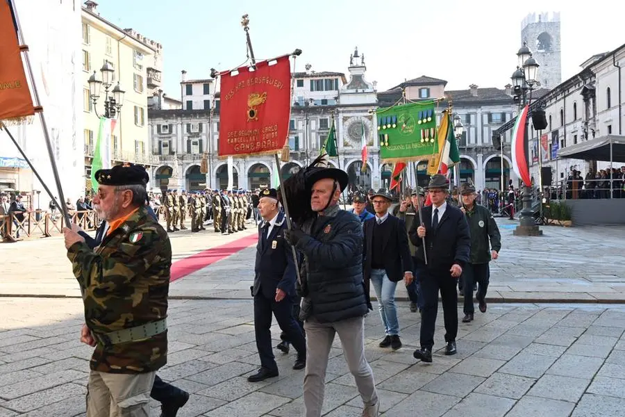 Oggi, 4 novembre alle 10 in Piazza della Loggia, si è svolta la celebrazione ufficiale della ricorrenza, alla presenza delle massime autorità civili, religiose e militari, dei Labari delle associazioni combattentistiche e d’Arma, dei Gonfaloni della Provincia e del Comune di Brescia e di una rappresentanza di studenti delle scuole locali