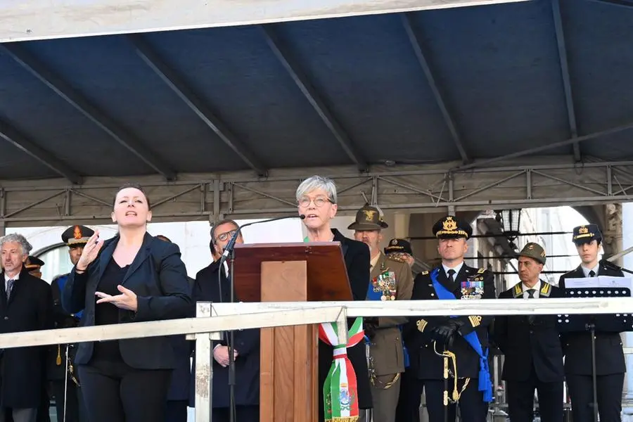 Oggi, 4 novembre alle 10 in Piazza della Loggia, si è svolta la celebrazione ufficiale della ricorrenza, alla presenza delle massime autorità civili, religiose e militari, dei Labari delle associazioni combattentistiche e d’Arma, dei Gonfaloni della Provincia e del Comune di Brescia e di una rappresentanza di studenti delle scuole locali