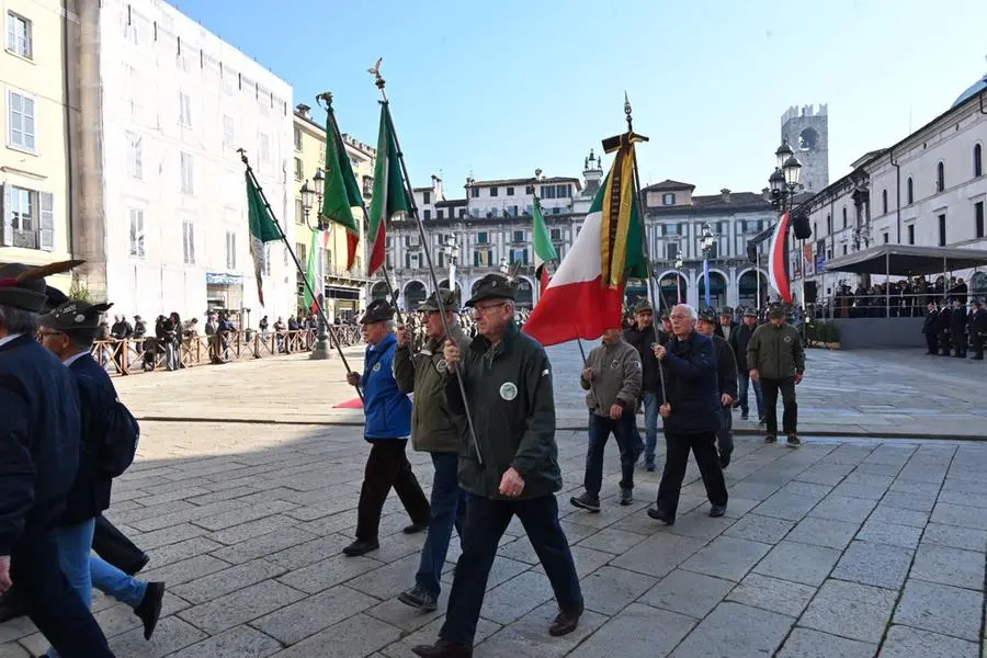 Oggi, 4 novembre alle 10 in Piazza della Loggia, si è svolta la celebrazione ufficiale della ricorrenza, alla presenza delle massime autorità civili, religiose e militari, dei Labari delle associazioni combattentistiche e d’Arma, dei Gonfaloni della Provincia e del Comune di Brescia e di una rappresentanza di studenti delle scuole locali