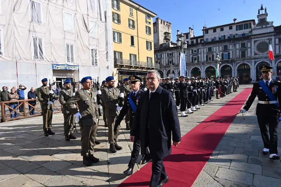 Oggi, 4 novembre alle 10 in Piazza della Loggia, si è svolta la celebrazione ufficiale della ricorrenza, alla presenza delle massime autorità civili, religiose e militari, dei Labari delle associazioni combattentistiche e d’Arma, dei Gonfaloni della Provincia e del Comune di Brescia e di una rappresentanza di studenti delle scuole locali