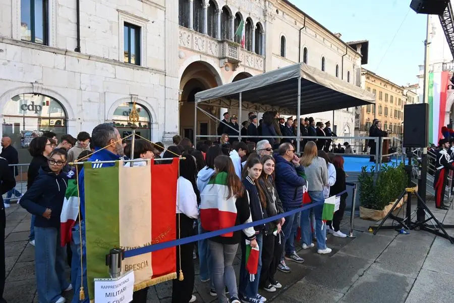 Oggi, 4 novembre alle 10 in Piazza della Loggia, si è svolta la celebrazione ufficiale della ricorrenza, alla presenza delle massime autorità civili, religiose e militari, dei Labari delle associazioni combattentistiche e d’Arma, dei Gonfaloni della Provincia e del Comune di Brescia e di una rappresentanza di studenti delle scuole locali