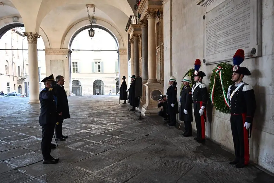 Oggi, 4 novembre alle 10 in Piazza della Loggia, si è svolta la celebrazione ufficiale della ricorrenza, alla presenza delle massime autorità civili, religiose e militari, dei Labari delle associazioni combattentistiche e d’Arma, dei Gonfaloni della Provincia e del Comune di Brescia e di una rappresentanza di studenti delle scuole locali