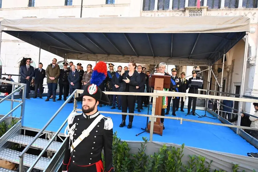 Oggi, 4 novembre alle 10 in Piazza della Loggia, si è svolta la celebrazione ufficiale della ricorrenza, alla presenza delle massime autorità civili, religiose e militari, dei Labari delle associazioni combattentistiche e d’Arma, dei Gonfaloni della Provincia e del Comune di Brescia e di una rappresentanza di studenti delle scuole locali