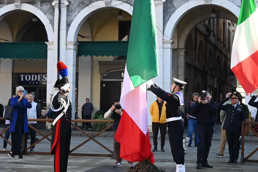 Oggi, 4 novembre alle 10 in Piazza della Loggia, si è svolta la celebrazione ufficiale della ricorrenza, alla presenza delle massime autorità civili, religiose e militari, dei Labari delle associazioni combattentistiche e d’Arma, dei Gonfaloni della Provincia e del Comune di Brescia e di una rappresentanza di studenti delle scuole locali