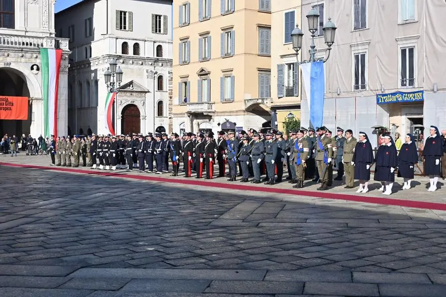 Oggi, 4 novembre alle 10 in Piazza della Loggia, si è svolta la celebrazione ufficiale della ricorrenza, alla presenza delle massime autorità civili, religiose e militari, dei Labari delle associazioni combattentistiche e d’Arma, dei Gonfaloni della Provincia e del Comune di Brescia e di una rappresentanza di studenti delle scuole locali