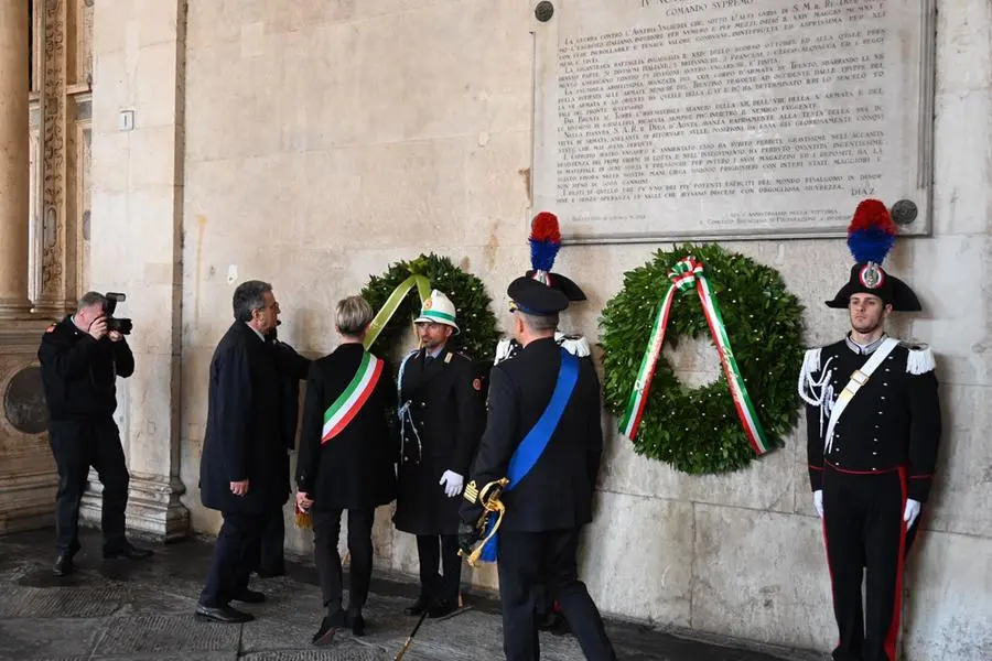 Oggi, 4 novembre alle 10 in Piazza della Loggia, si è svolta la celebrazione ufficiale della ricorrenza, alla presenza delle massime autorità civili, religiose e militari, dei Labari delle associazioni combattentistiche e d’Arma, dei Gonfaloni della Provincia e del Comune di Brescia e di una rappresentanza di studenti delle scuole locali