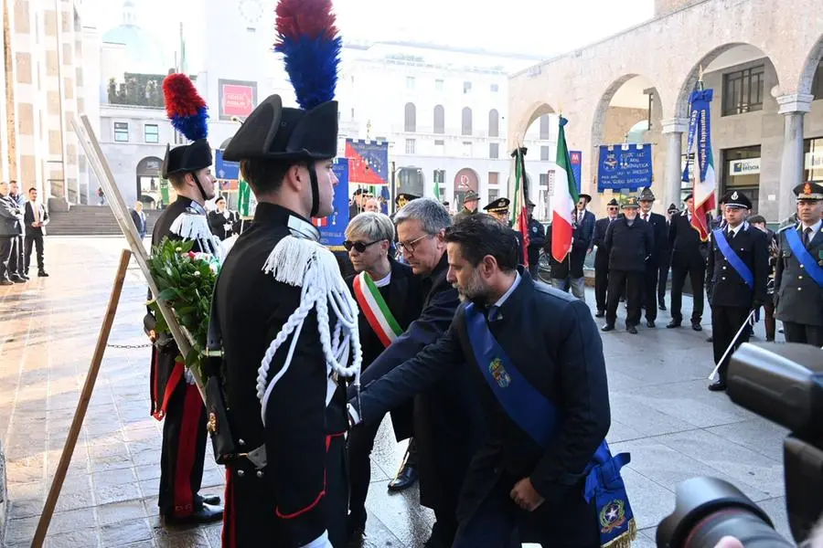 Oggi, 4 novembre alle 10 in Piazza della Loggia, si è svolta la celebrazione ufficiale della ricorrenza, alla presenza delle massime autorità civili, religiose e militari, dei Labari delle associazioni combattentistiche e d’Arma, dei Gonfaloni della Provincia e del Comune di Brescia e di una rappresentanza di studenti delle scuole locali