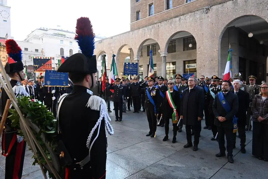 Oggi, 4 novembre alle 10 in Piazza della Loggia, si è svolta la celebrazione ufficiale della ricorrenza, alla presenza delle massime autorità civili, religiose e militari, dei Labari delle associazioni combattentistiche e d’Arma, dei Gonfaloni della Provincia e del Comune di Brescia e di una rappresentanza di studenti delle scuole locali