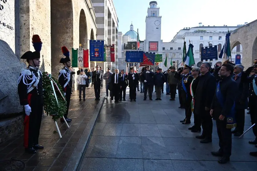 Oggi, 4 novembre alle 10 in Piazza della Loggia, si è svolta la celebrazione ufficiale della ricorrenza, alla presenza delle massime autorità civili, religiose e militari, dei Labari delle associazioni combattentistiche e d’Arma, dei Gonfaloni della Provincia e del Comune di Brescia e di una rappresentanza di studenti delle scuole locali