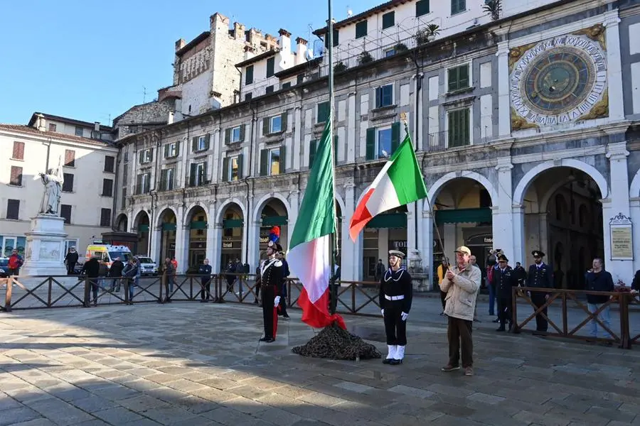 Oggi, 4 novembre alle 10 in Piazza della Loggia, si è svolta la celebrazione ufficiale della ricorrenza, alla presenza delle massime autorità civili, religiose e militari, dei Labari delle associazioni combattentistiche e d’Arma, dei Gonfaloni della Provincia e del Comune di Brescia e di una rappresentanza di studenti delle scuole locali