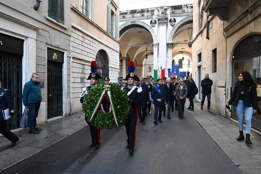 Oggi, 4 novembre alle 10 in Piazza della Loggia, si è svolta la celebrazione ufficiale della ricorrenza, alla presenza delle massime autorità civili, religiose e militari, dei Labari delle associazioni combattentistiche e d’Arma, dei Gonfaloni della Provincia e del Comune di Brescia e di una rappresentanza di studenti delle scuole locali