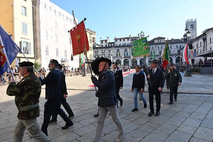 Oggi, 4 novembre alle 10 in Piazza della Loggia, si è svolta la celebrazione ufficiale della ricorrenza, alla presenza delle massime autorità civili, religiose e militari, dei Labari delle associazioni combattentistiche e d’Arma, dei Gonfaloni della Provincia e del Comune di Brescia e di una rappresentanza di studenti delle scuole locali