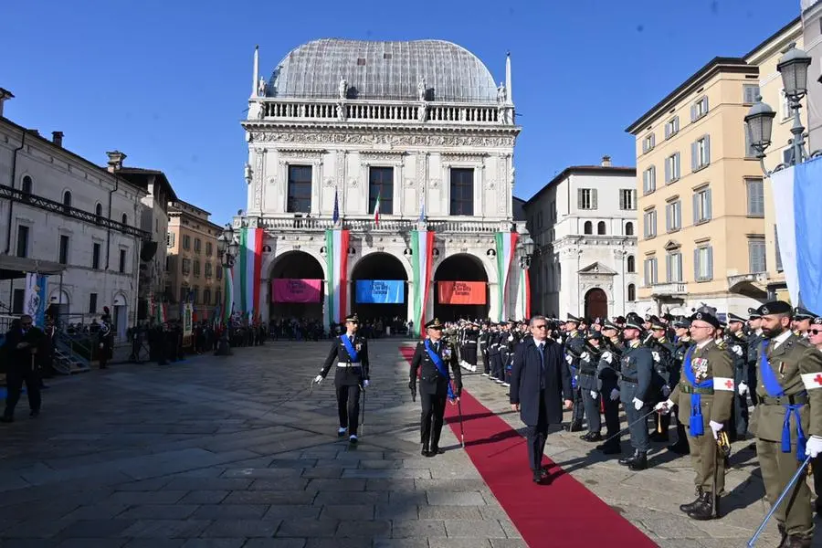 Oggi, 4 novembre alle 10 in Piazza della Loggia, si è svolta la celebrazione ufficiale della ricorrenza, alla presenza delle massime autorità civili, religiose e militari, dei Labari delle associazioni combattentistiche e d’Arma, dei Gonfaloni della Provincia e del Comune di Brescia e di una rappresentanza di studenti delle scuole locali