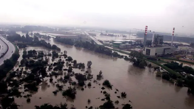 16/10/00 alluvione piemonte. La zona di moncaglieri gravemente colpita dall'esondazione del p˜. - foto luca zennaro -