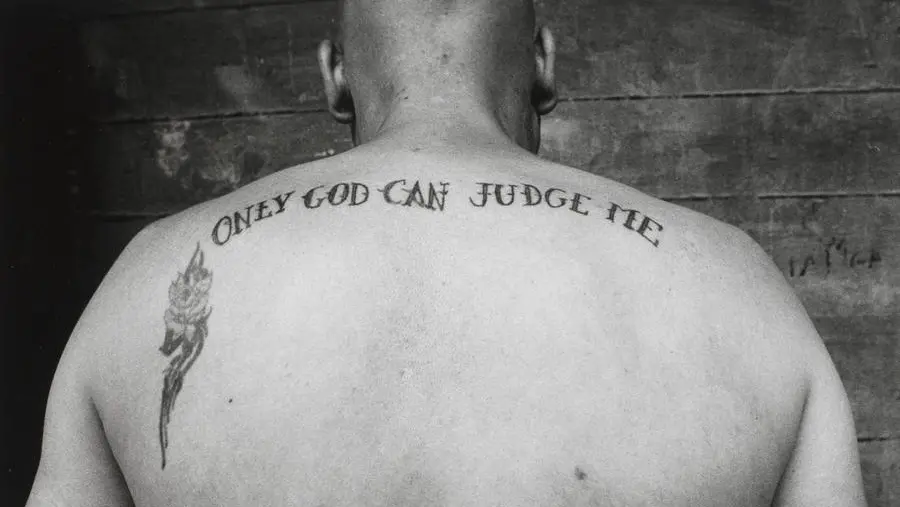 La schiena tatuata di un detenuto a Canton Mombello - Foto Renato Corsini