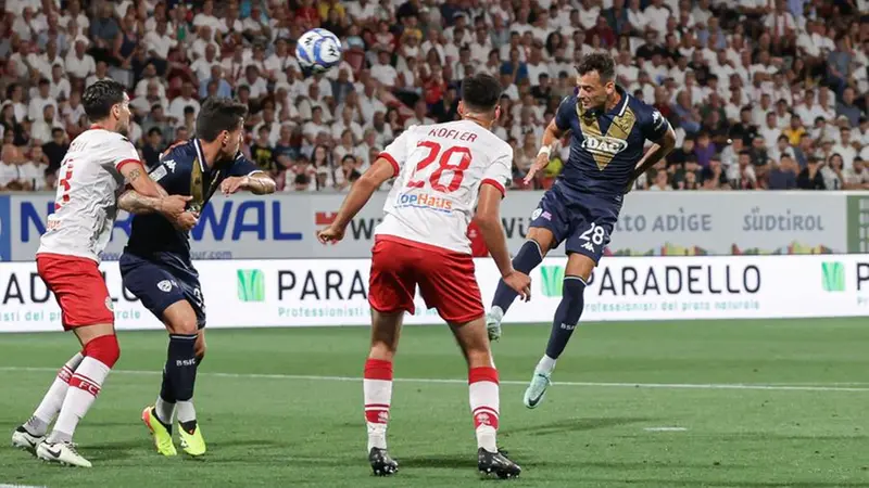 Adorni a segno di testa a Bolzano contro il Südtirol - Foto New Reporter Nicoli © www.giornaledibrescia.it