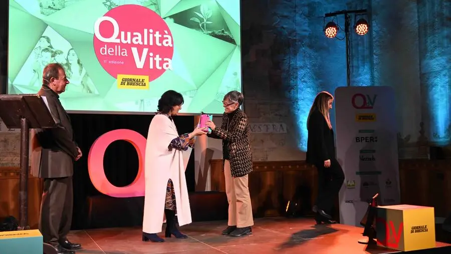 La sindaca di Rodengo Saiano, Rosa Vitale, mentre ritira il premio - Foto Marco Ortogni Neg © www.giornaledibrescia.it