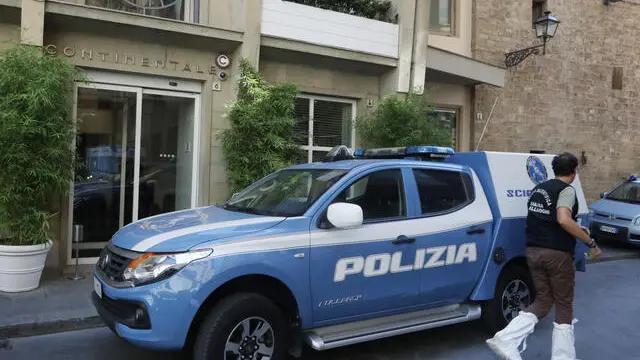 L'albergo del centro storico, in vicolo dell'Oro, dove un uomo è stato trovato morto, probabilmente per un infarto, e una donna, gravemente ferita, è stata soccorsa a Firenze, 16 luglio 2'022. Si tratta di una coppia di turisti inglesi, lui 40 anni, lei 45, arrivata ieri sera a Firenze. Secondo ricostruzioni, stamani le urla provenienti dalla loro stanza hanno richiamato l'attenzione del personale degli altri ospiti dell'hotel, quindi è stata avvisata la polizia. All'arrivo del 118 e delle Volanti, la donna è apparsa in condizioni gravissime ed è stata ricoverata d'urgenza al pronto soccorso di Careggi, dove ha ripreso conoscenza ed è stata sottoposta a intervento chirurgico per le lesioni riportate. Nell'hotel è stato attivato anche il sopralluogo della polizia scientifica e del medico legale. ANSA/CGE FOTOGIORNALISMO