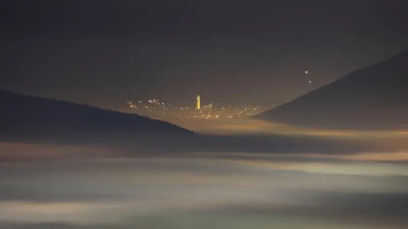 Una fitta coltre di nebbia vista dal monte Maddalena - Foto © www.giornaledibrescia.it