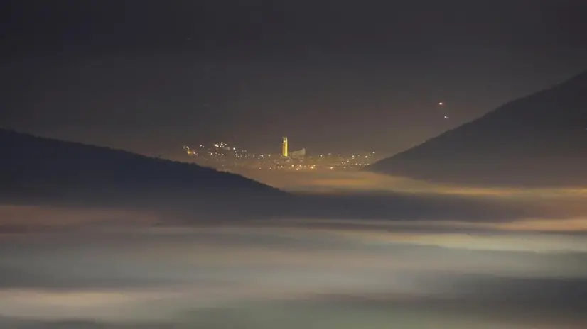 Una fitta coltre di nebbia vista dal monte Maddalena - Foto © www.giornaledibrescia.it