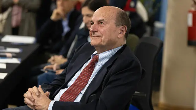 Pierluigi Bersani a Carbonia durante la campagna elettorale per le regionali 2024 Cagliari 20 Febrraio 2024 Ansa/ Fabio Murru