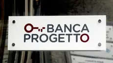 La targhetta affissa all’esterno del palazzo dove si trova la sede di Banca Progetto in via Bocchetto a Milano, 24 ottobre 2024. ANSA/MOURAD BALTI TOUATI