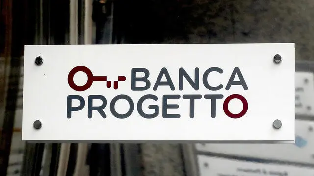 La targhetta affissa all’esterno del palazzo dove si trova la sede di Banca Progetto in via Bocchetto a Milano, 24 ottobre 2024. ANSA/MOURAD BALTI TOUATI