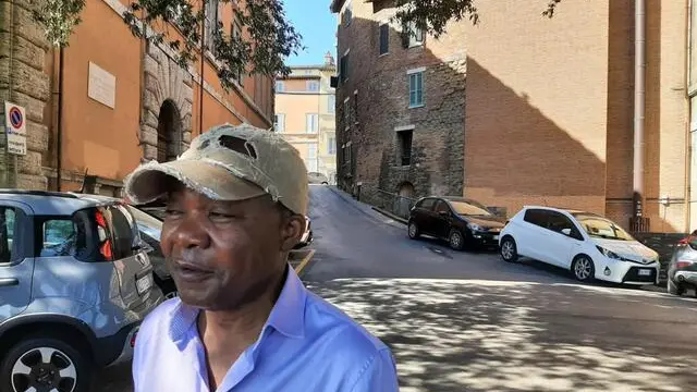 Patrick Lumumba a Perugia, 6 luglio 2022. "E' stata molto molto, molto dura, un tunnel buio ma ora grazie a Dio ne sono uscito": a parlare è Patrick Lumumba, colui che si considera la "seconda vittima" dell'omicidio di Meredith Kercher, compiuto nel novembre del 2007 a Perugia dove all'epoca viveva. Delitto per il quale venne arrestato e poi scarcerato dopo 14 giorni, venendo quindi subito prosciolto perché risultato totalmente estraneo a quanto successo. Lumumba ha lasciato da qualche tempo il capoluogo umbro per la Polonia. "Ora vivo con la mia famiglia a Cracovia dove sono socio maggioritario di un'azienda di sub-appalto" racconta parlando con l'ANSA. Per lui "è difficile da dimenticare completamente" quanto gli è successo per l'omicidio Kercher. "Me lo porterò nella tomba" ha affermato. Dei 14 giorni in carcere, Lumumba ricorda "una grande tristezza". "Non bisogna mai dimenticare - ha sottolineato ancora - Meredith ma io mi sono sempre considerato la seconda vittima. Ricordo i primi tre giorni da solo in cella, innocente senza sapere cosa era successo, l'isolamento, il muro davanti alla finestra. Già dalla questura pensavo che sarei tornato subito a casa perché mi fidavo...". "Ormai per me è un capitolo chiuso e sono fuori dal tunnel" ha concluso Lumumba. ANSA/CLAUDIO SEBASTIANI