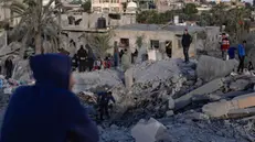 epa11682111 Palestinians inspect the remains of destroyed buildings following the Israeli airstrikes in Khan Younis, southern Gaza Strip, 25 October 2024. More than 42,800 Palestinians and over 1,400 Israelis have been killed, according to the Palestinian Health Ministry and the Israel Defense Forces (IDF), since Hamas militants launched an attack against Israel from the Gaza Strip on 07 October 2023, and the Israeli operations in Gaza and the West Bank which followed it. EPA/HAITHAM IMAD