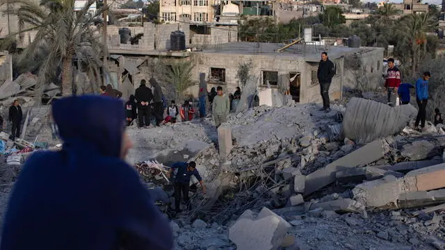 epa11682111 Palestinians inspect the remains of destroyed buildings following the Israeli airstrikes in Khan Younis, southern Gaza Strip, 25 October 2024. More than 42,800 Palestinians and over 1,400 Israelis have been killed, according to the Palestinian Health Ministry and the Israel Defense Forces (IDF), since Hamas militants launched an attack against Israel from the Gaza Strip on 07 October 2023, and the Israeli operations in Gaza and the West Bank which followed it. EPA/HAITHAM IMAD