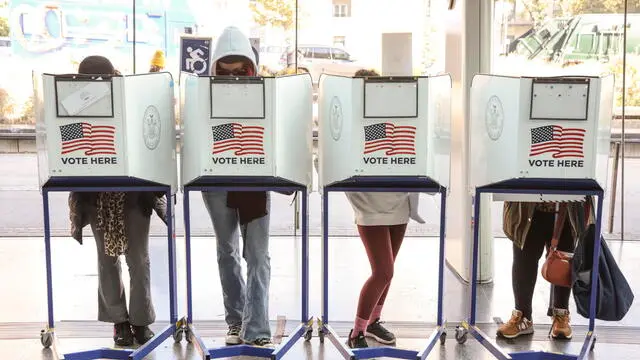 epa11702859 Voters cast ballots at a polling site in the lobby of the Brooklyn Museum on Election Day in the Brooklyn borough of New York, New York, USA, 05 November 2024. Voters across the country are casting ballots today for President of the United States in a tightly contested race between Republican presidential candidate Donald J. Trump and Democratic presidential candidate US Vice President Kamala Harris, as well as for candidates in Senate and Congressional races. EPA/SARAH YENESEL