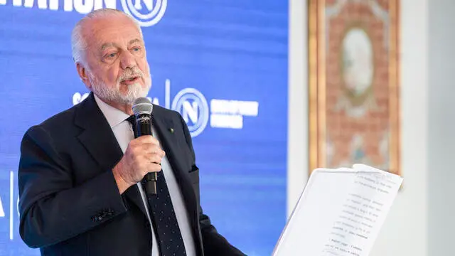 Aurelio De Laurentiis durante la presentazione della partnership con Acqua Sorgesana dove ha illustrato le trattative in corso per la creazione di una nuova 'casa' e di uno stadio da gestire. 12 settembre 2024 ANSA / UFFICIO STAMPA CALCIO NAPOLI ANSA PROVIDES ACCESS TO THIS HANDOUT PHOTO TO BE USED SOLELY TO ILLUSTRATE NEWS REPORTING OR COMMENTARY ON THE FACTS OR EVENTS DEPICTED IN THIS IMAGE; NO ARCHIVING; NO LICENSING NPK