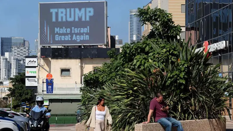 Le scritte inneggianti a Trump comparse a Tel Aviv - Foto Ansa/Afp © www.giornaledibrescia.it