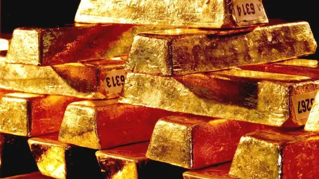 Una foto d'archivio senza data mostra lingotti d'oro nella Banca centrale della Repubblica federale tedesca a Francoforte sul Meno. Non si ferma la corsa dell'oro sui mercati internazionale. Il metallo giallo vola verso un nuovo record a 1.283,38 dollari l'oncia. ANSA/HANDOUT EDITORIAL USE ONLY