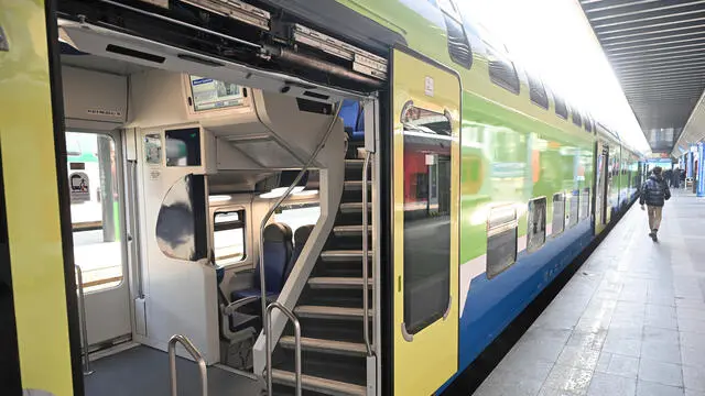 Il primo Treno Alta Frequentazione della flotta Trenord rinnovato in stazione Cadorna per la presentazione alla stampa, Milano., 24 gennaio 2024. ANSA/DANIEL DAL ZENNARO