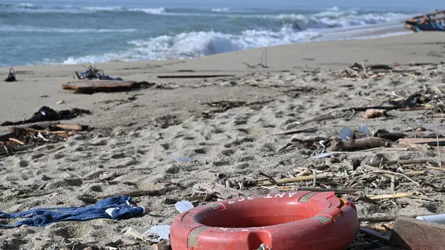 Strage di migranti davanti le coste crotonesi del mar Ionio, proseguone le ricerche dei naufraghi. Steccato di Cutro, Crotone, 1 marzo 2023. ANSA/CARMELO IMBESI