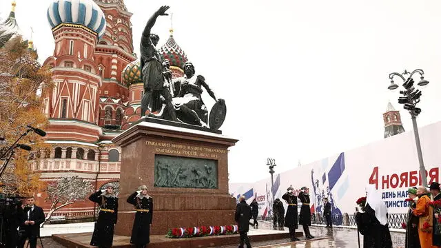 epa11700886 Russian President Vladimir Putin (C, back to camera) attends a flower-laying ceremony at the Monument to Minin and Pozharsky, commemorating Russian national heroes Kuzma Minin and Prince Dmitry Pozharsky, on National Unity Day in Red Square, in Moscow, Russia, 04 November 2024. Russia's National Unity Day (or Day of People's Unity) is celebrated this year from 04 to 07 November. EPA/MIKHAIL TERESHCHENKO/SPUTNIK/KREMLIN POOL MANDATORY CREDIT