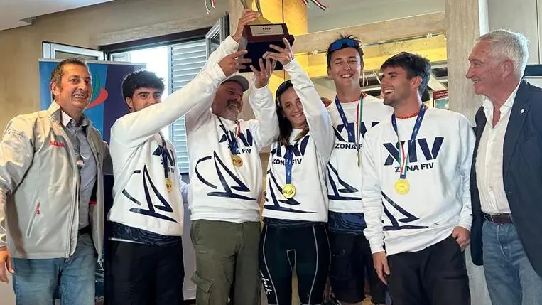 Il team della XIV Zona con il presidente FIV Francesco Ettorre e Walter Cavallucci di World Sailing