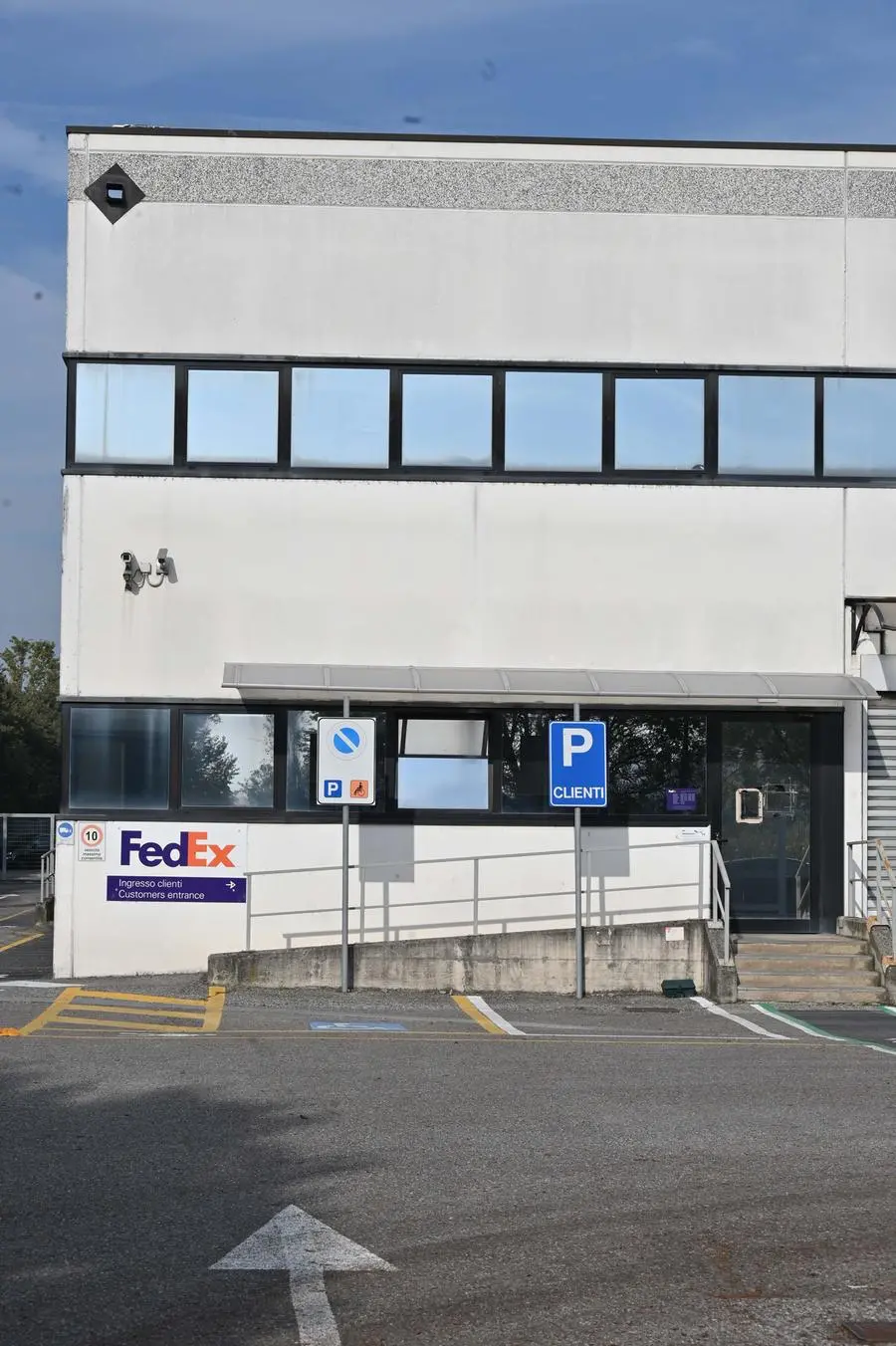 Spaccata alla sede FedEx