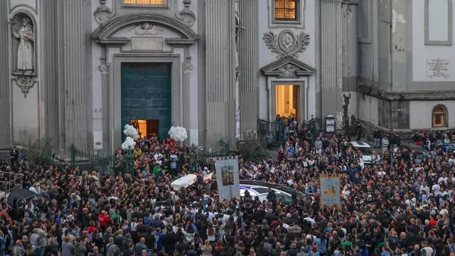 Folla di persone davanti alla chiesa in piazza Sanità a Napoli accompagna l'uscita della bara di Emanuele Tufano, il 15enne ucciso in una sparatoria tra gruppi di giovanissimi una settimana. 31 ottobre 2024. ANSA / CIRO FUSCO