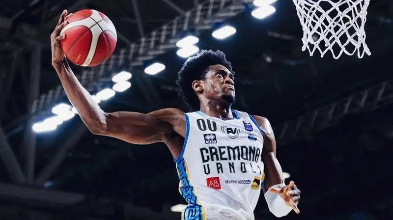 Paul Eboua con la maglia di Cremona - Foto Instagram © www.giornaledibrescia.it