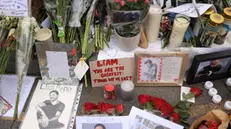 epa11672975 Tributes to One Direction singer Liam Payne at a statue of Peter Pan in Kensington Gardens in London, Britain, 21 October 2024. Payne died on 16 October after falling from the balcony of his room at the Casa Sur hotel in centre Buenos Aires. EPA/NEIL HALL