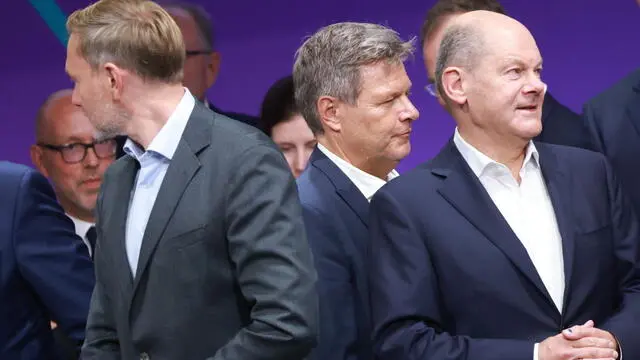 epa11610353 German Chancellor Olaf Scholz (R), German Minister for Economy and Climate Robert Habeck (C), and German Finance Minister Christian Lindner (L) stand next to each other during the Startup Germany Summit in Berlin, Germany, 17 September 2024. The summit, awaiting 900 guests, hosting international and national speakers, takes place on 17 September 2024 at the Berlin Congress Center in Berlin. EPA/CLEMENS BILAN