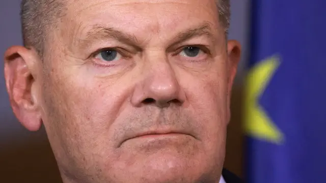 epa11706062 German Chancellor Olaf Scholz addresses the media at the Chancellery in Berlin, Germany, 06 November 2024. The German chancellor announced the dismissal of German Finance Minister Christian Lindner in the course of ongoing consultations between parts of the so-called traffic light coalition of SPD, Greens and FDP. EPA/CLEMENS BILAN