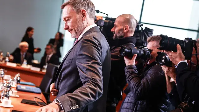 epa11704862 German Finance Minister Christian Lindner arrives to attend the weekly cabinet meeting of the German government at the Chancellery, in Berlin, Germany, 06 November 2024. EPA/FILIP SINGER