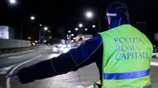 Un momento dei controlli straordinari della Polizia Locale di Roma Capitale con autovelox etilometri e dispositivi precursori capaci di rilevare se chi è alla guida è sotto effetto di alcol o droghe, nelle zone della movida, Roma, 12 novembre 2022. ANSA/ANGELO CARCONI